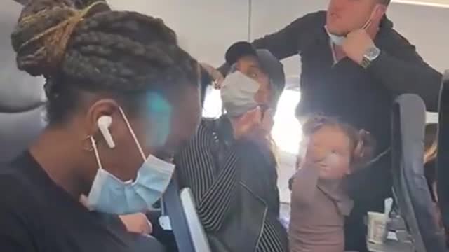 Child eats without mask - Family banned from Air Plane!