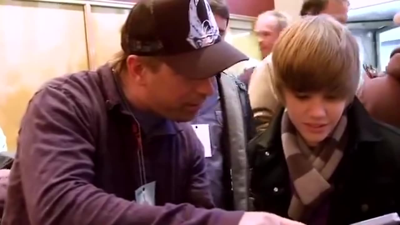 Justin Bieber meeting his future wife and father in-law for the first time in 2009