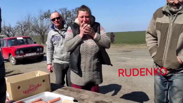 Woman from Marioupol cries at the sight of bread given by Russian volunteers (26/03/2022)