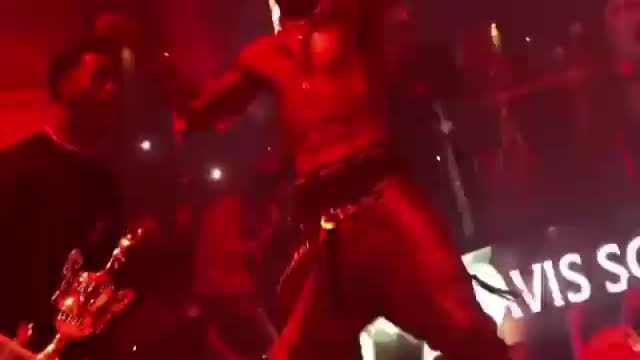 Minutes before Travis Scott playing with a Fan on stage - funny