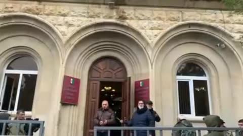 У администрации Аслана Бжания выступают сторонники власти