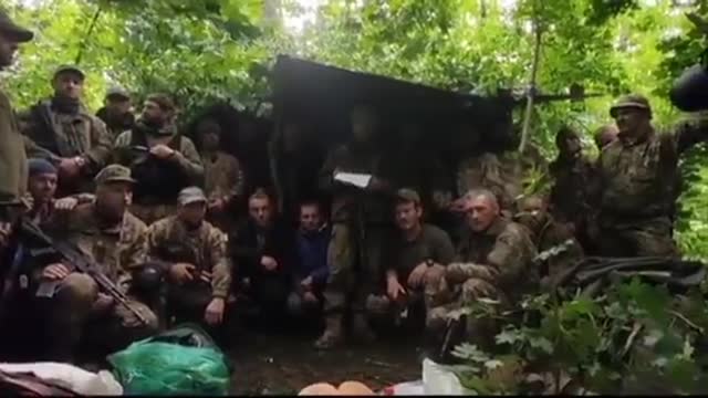 ΟΥΚΡΑΝΟΙ ΣΤΡΑΤΙΩΤΕΣ ΜΕ ΠΑΡΑΠΟΝΑ ΣΤΟΝ ΖΕΛΕΝΣΚΙ