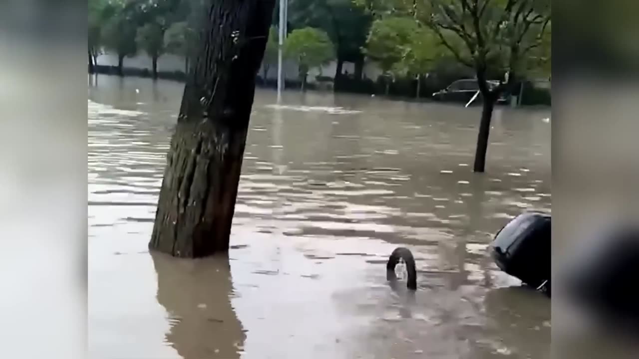 10.000 terendam banjir, bendungan Tiongkok runtuh / disastet in china