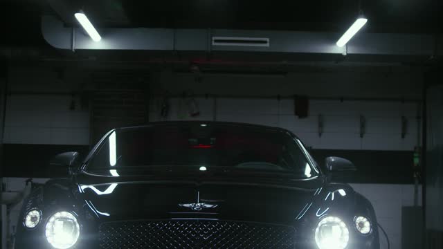 Watch the beauty of the Bentley car