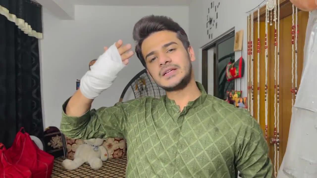 Eid Pay Hath Howa Fracture.