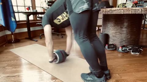 20210416文贵先生GETTR²：根据我海东兄弟和叶钊颖妹妹的提醒．我现在做两组啊，让他们审核看是否符合标准，战友们一定要按照标准做这个姿势，否则会伤到身体．这非常的重要！
