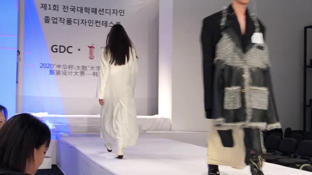 the amazing fashion medel is walking