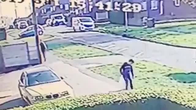 Niños reciben su lección después de tirar huevos a una casa