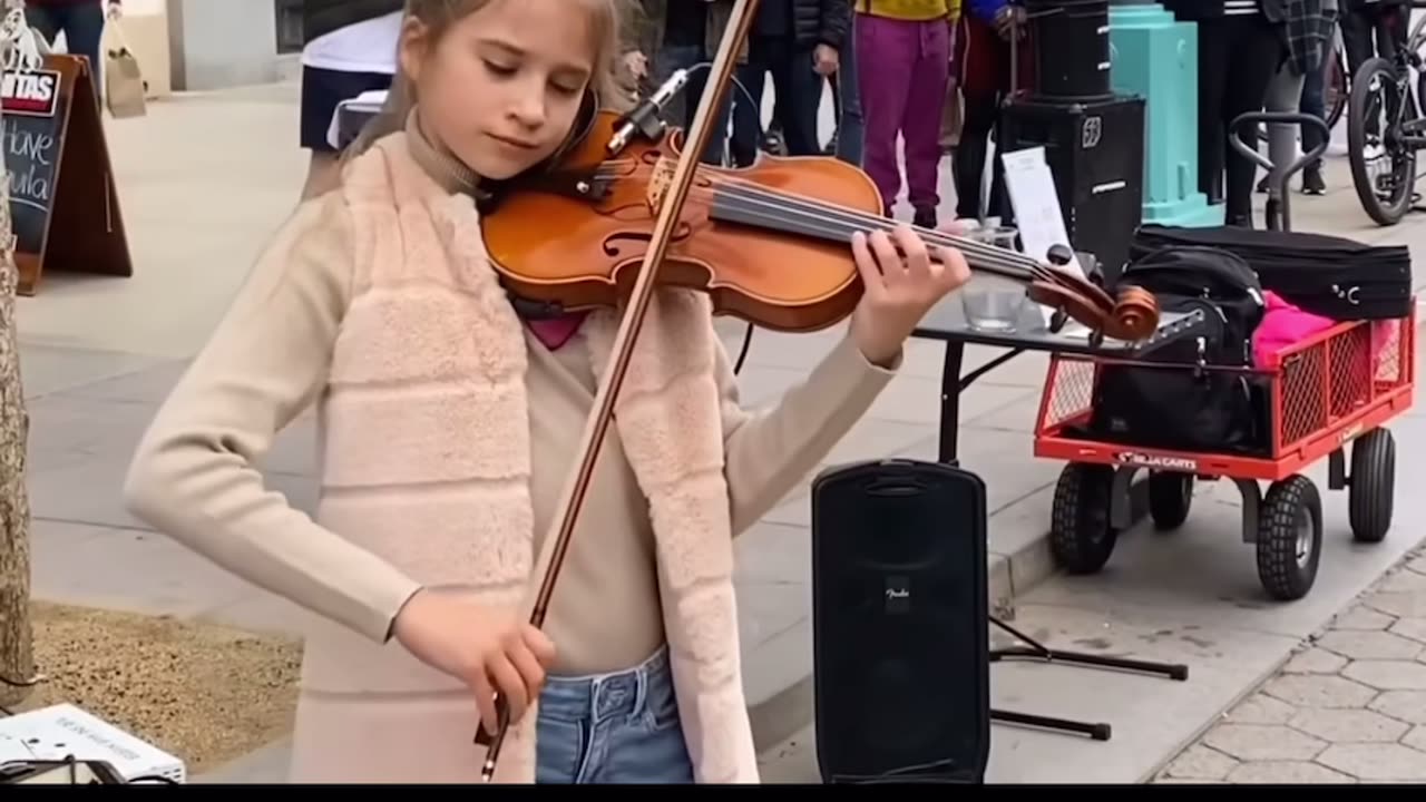 Street violine little girl on Celine Dion