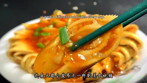 The method of making bean skin meat rolls is a delicacy on the New Year's Eve dinner table love eat