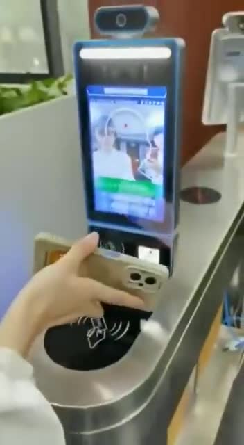 China: yellow QR code try to get on public transport, an alarm goes off immediately