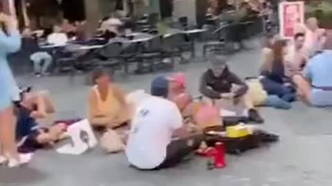 French people, can’t eat in restaurant? We will picnic on front of the restaurants