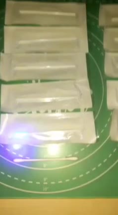 再次證明，連“PCR快篩棉枝”都是“生化武器”！用手電筒照射看出它含有“Luciferase螢光觸酶”
