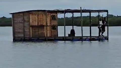 Bar flotante en Barú