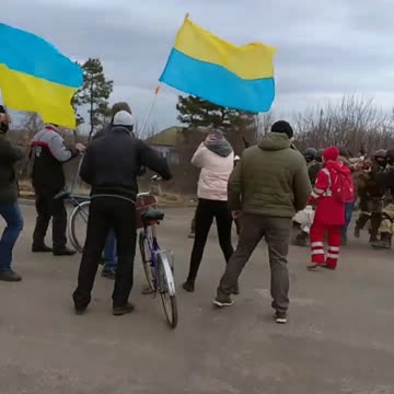 Residents of #Chaplynka, #Kherson region, came into direct conflict with occupiers during a rally.