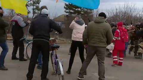 Residents of #Chaplynka, #Kherson region, came into direct conflict with occupiers during a rally.