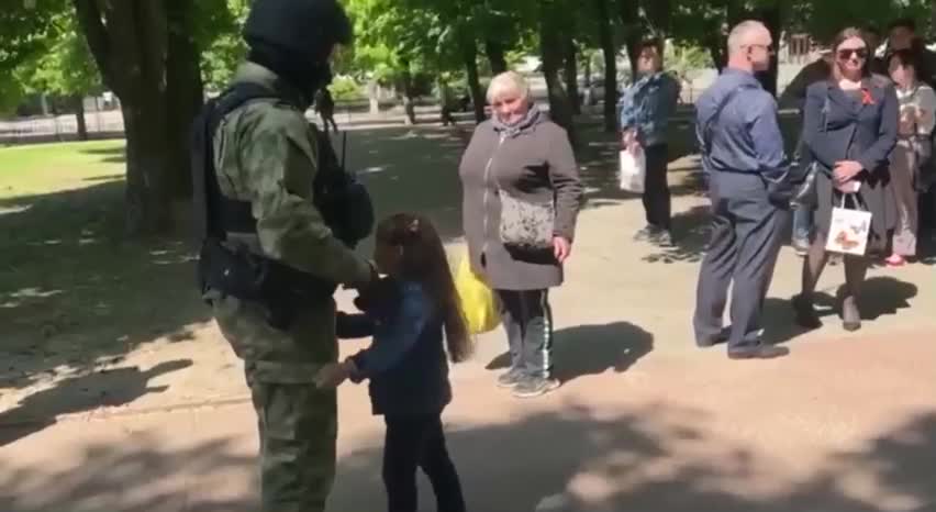 Uma garotinha desejou saúde e boa sorte aos soldados russos