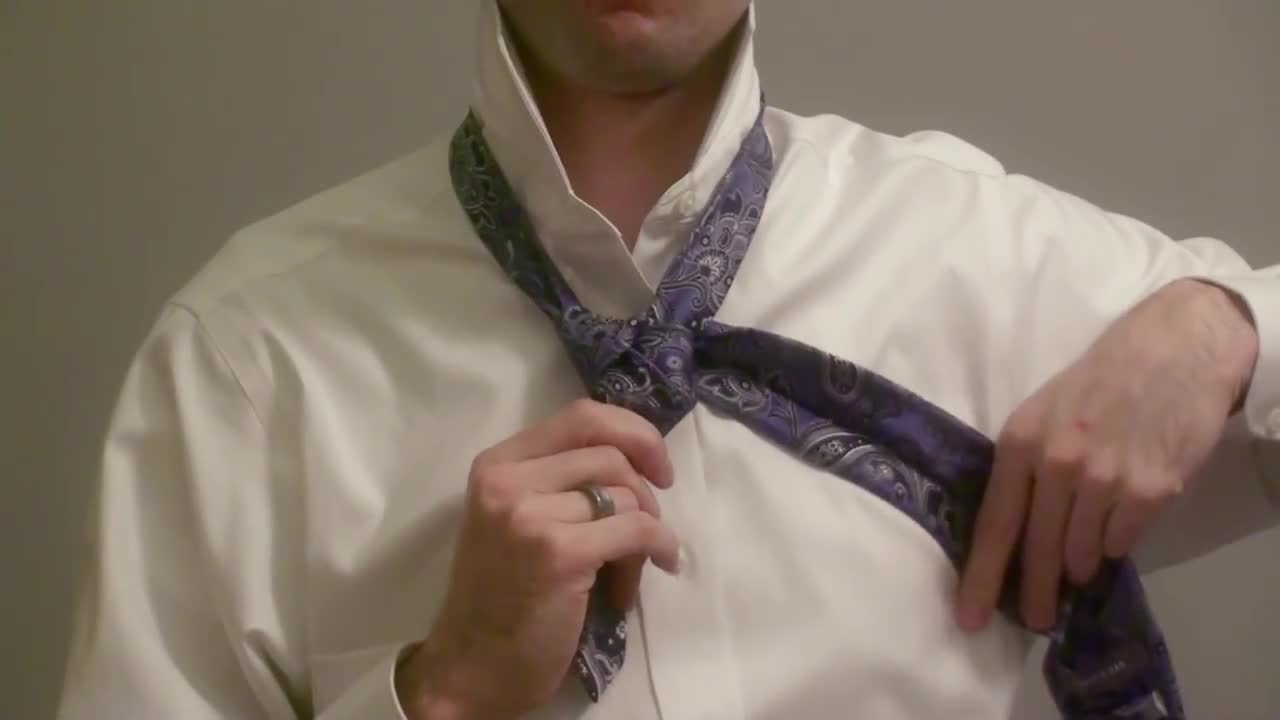 How to Tie a Tie - Full Windsor Knot (Mirrored / Slowly)