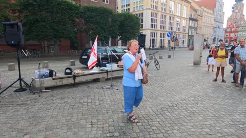 Greifswald - Christine spricht zu den Versammlungsteilnehmern 15-08-2022