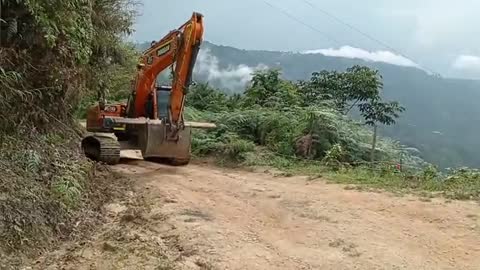 Video: Sentados en la vía, habitantes de Tona buscan impedir el paso de maquinaria pesada