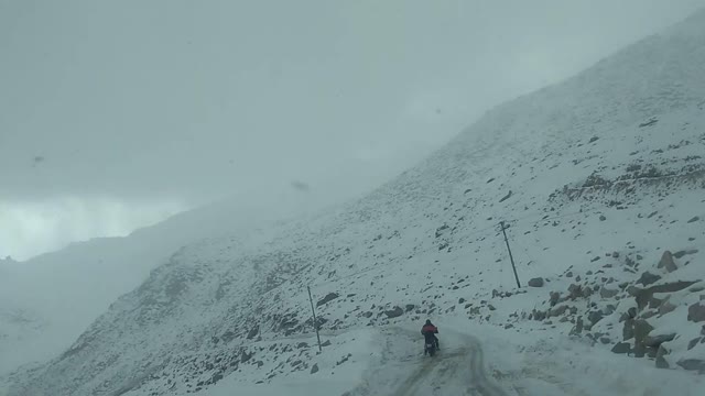 Insane Motorbike rider ! Himalayas ! highest motorable road in the world ! Khardung La