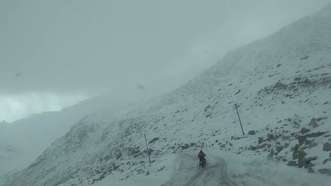 Insane Motorbike rider ! Himalayas ! highest motorable road in the world ! Khardung La