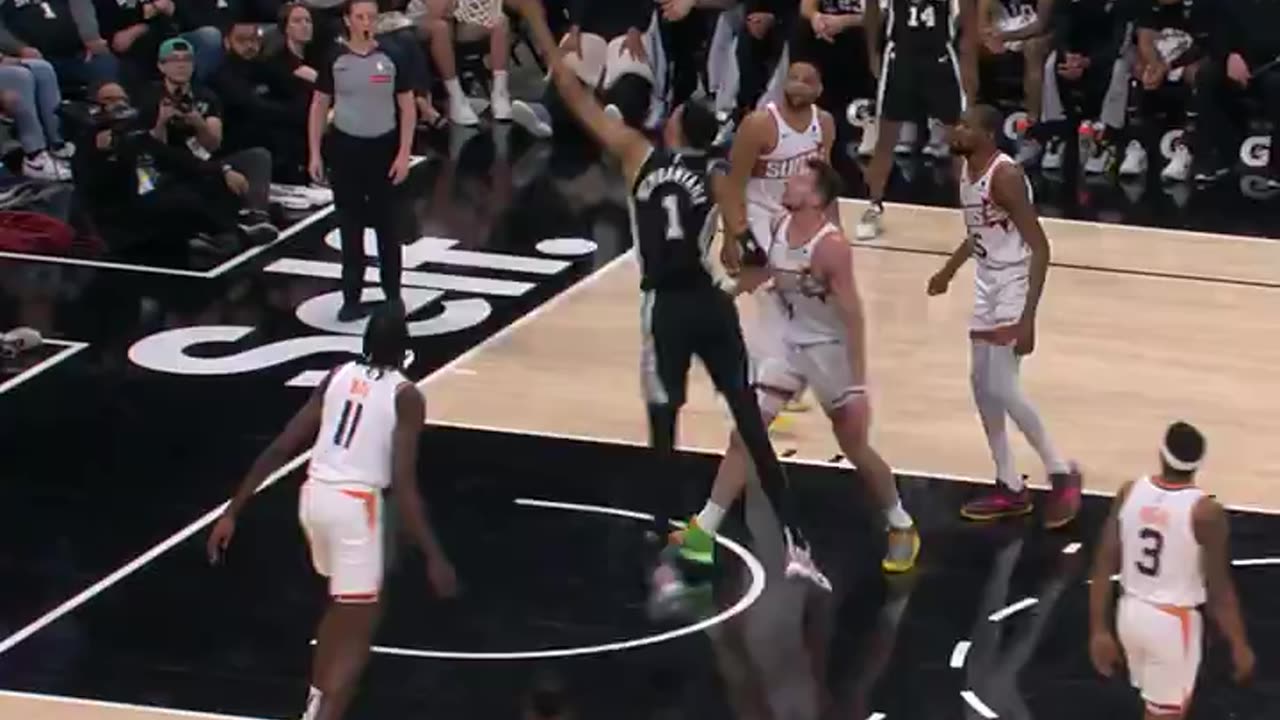 Wembanyama Showcases Slick Handles & Spin Move! (Suns vs. Spurs)