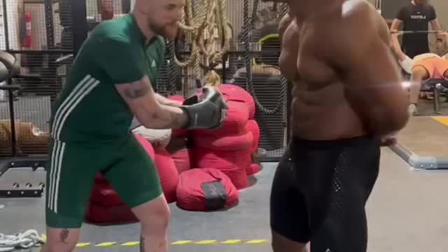 body shot challenge with @Larrywheels 😂💪🏼