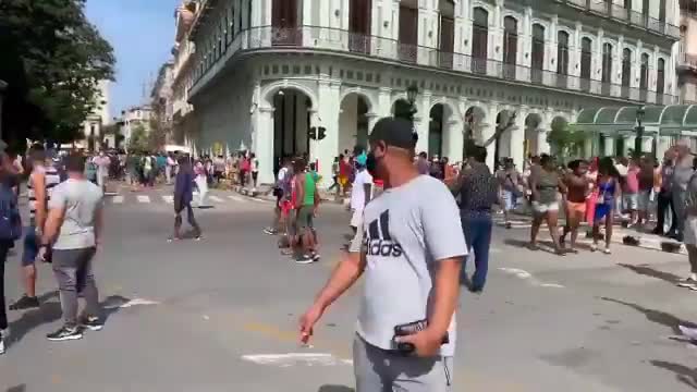 Protestas en el capitolio de un pueblo cubano