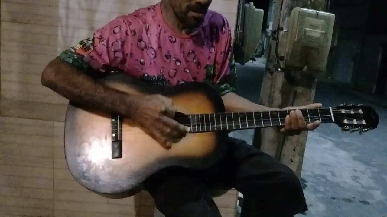 Esse cara canta muito kkk