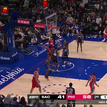 NBA - Tyrese Maxey hangs in the air and finishes the tough layup! 📺 Kings-Sixers