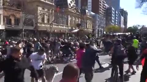 Gente moviéndose en Australia tras el nuevo confinamiento.