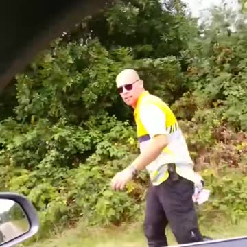 Deze man haalt omgekeerde vlaggen en spandoeken weg