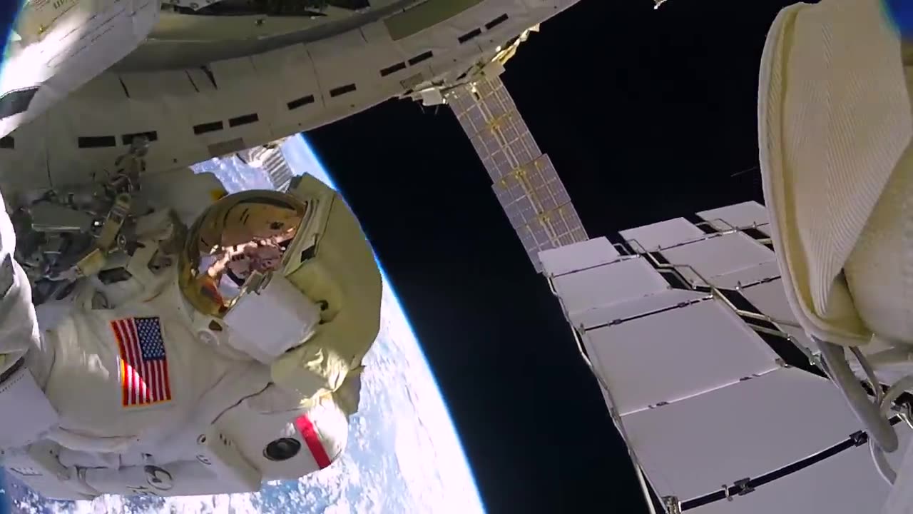 Astronautas pierden un escudo en el espacio por accidente GoPro 8K_720p