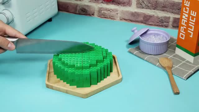 Have you ever seen a chameleon Lego cake？