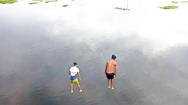 Most insane water jump in the river 😯😯 look like a sky driving...