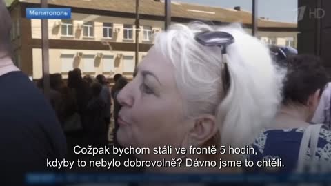 Lidé v Melitopolu čekají na ruské pasy dle svých slov už 30 let
