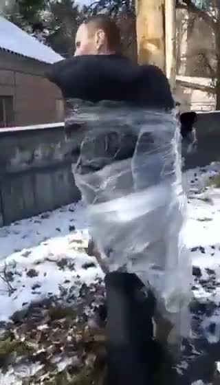 Les ukrops de nazis ont même scotché avec lui sa petite fille