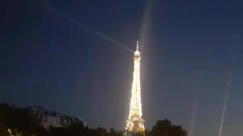 The eiffel Towel sparkling at night