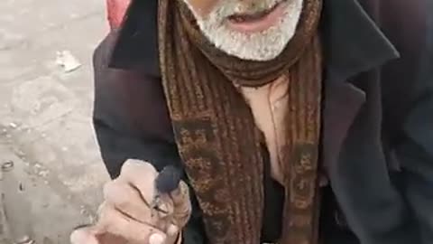 صديق الفنان أحمد زكي يبيع لعب الأطفال على أرصفة أحد شوارع الزقازيق