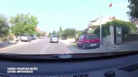 Uznemirujuća snimka iz Vodica: Motociklist naletio na auto