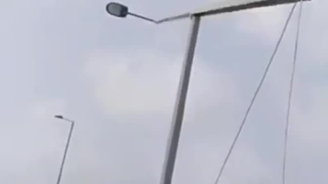 A smart way to change streetlight bulbs.