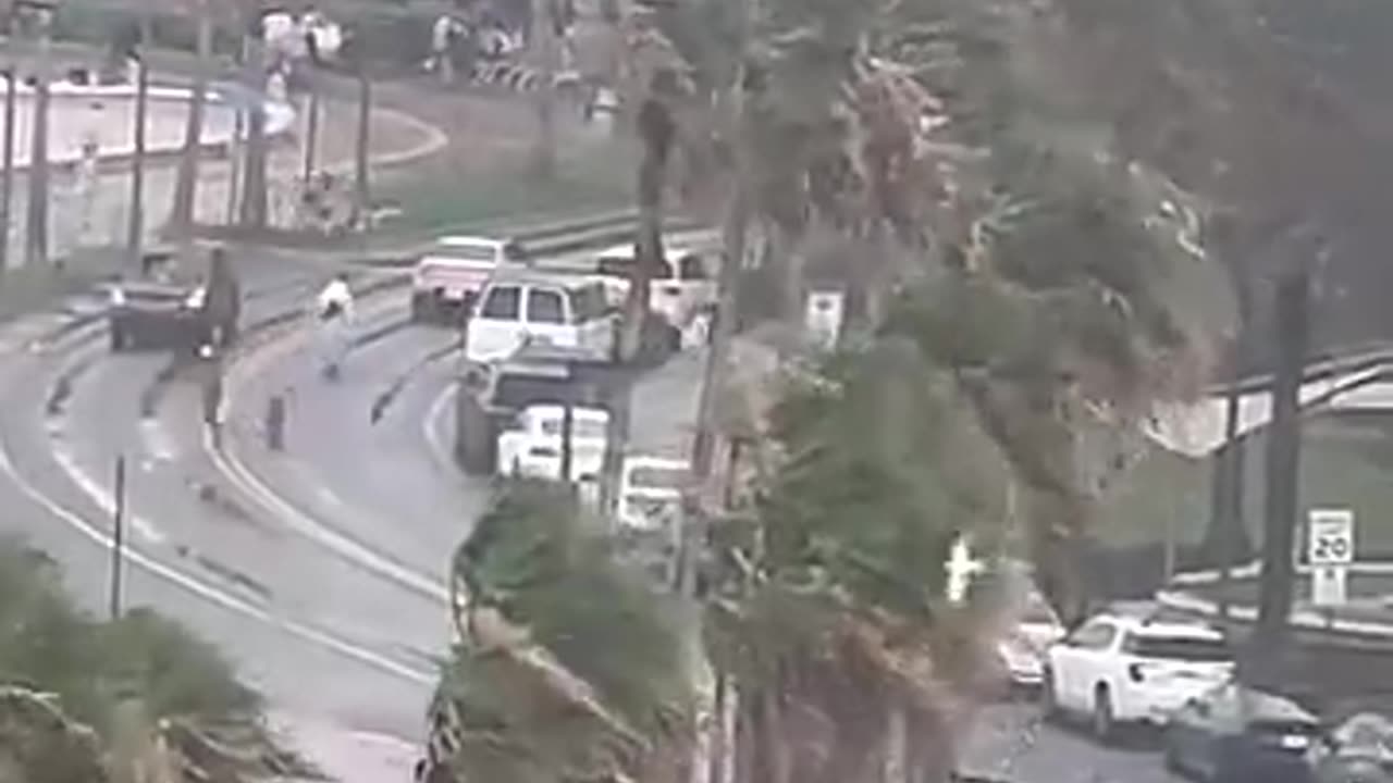 Footage captures waterspout ripping through crowded beach #Shorts