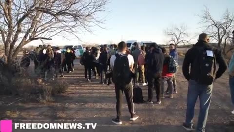 #NOW around 50 migrants arrived near Eagle Pass border. Group was separated into