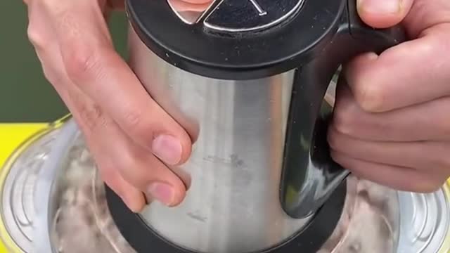 crazy!This is a meat grinder that can make carrots dough