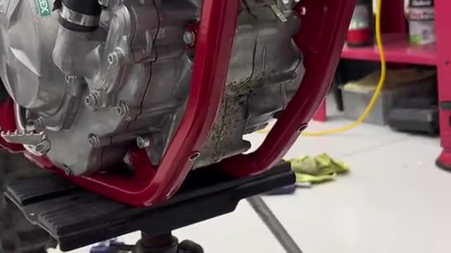 The damaged aluminum alloy parts of the engine should be removed