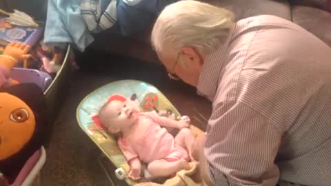 Beba imita perfectamente a su abuelo