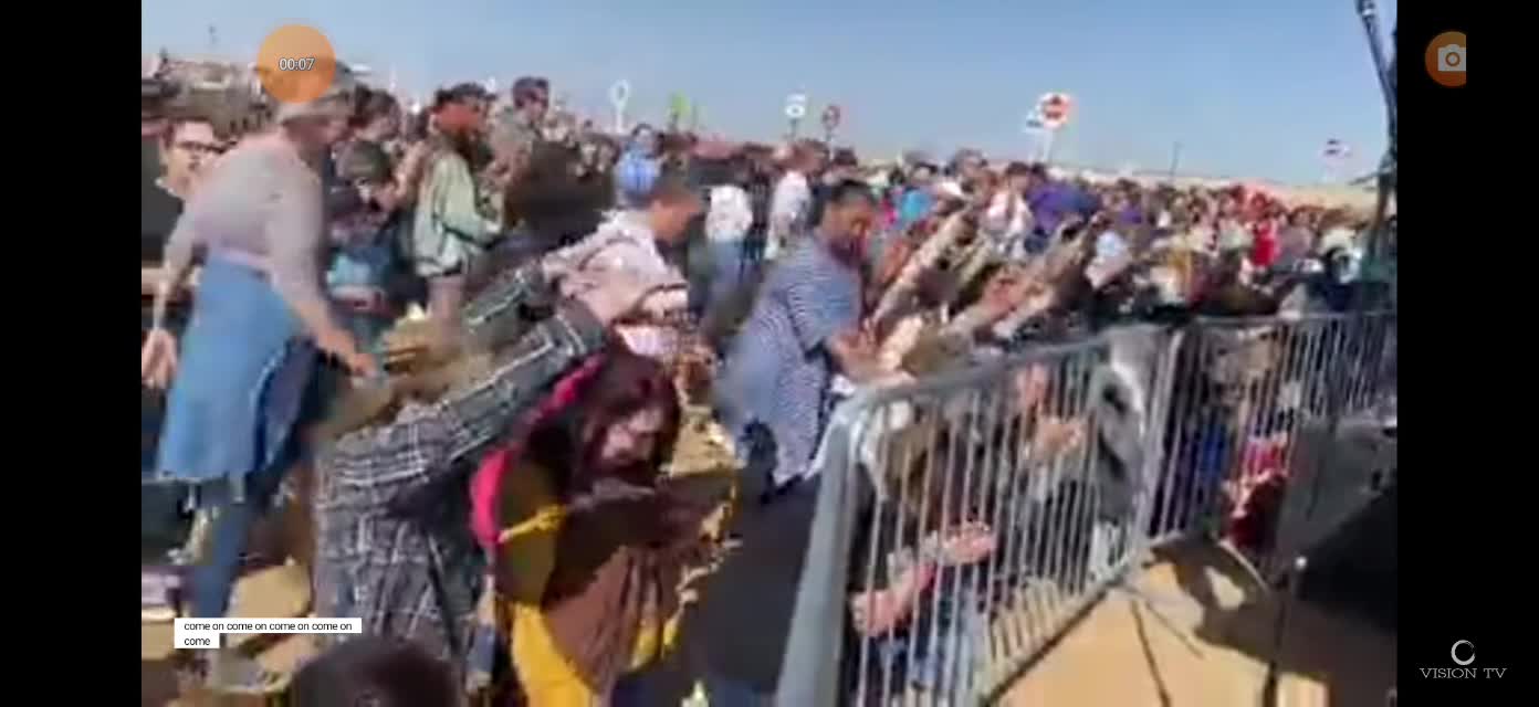 Estados Unidos arrepientete y reza, derriba el comunismo y la guerra.