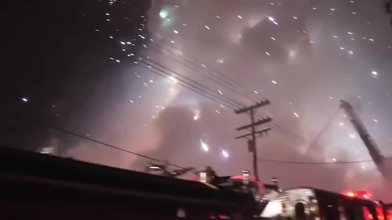 Massive Fire Magnesium Explosion When Sprayed with Water