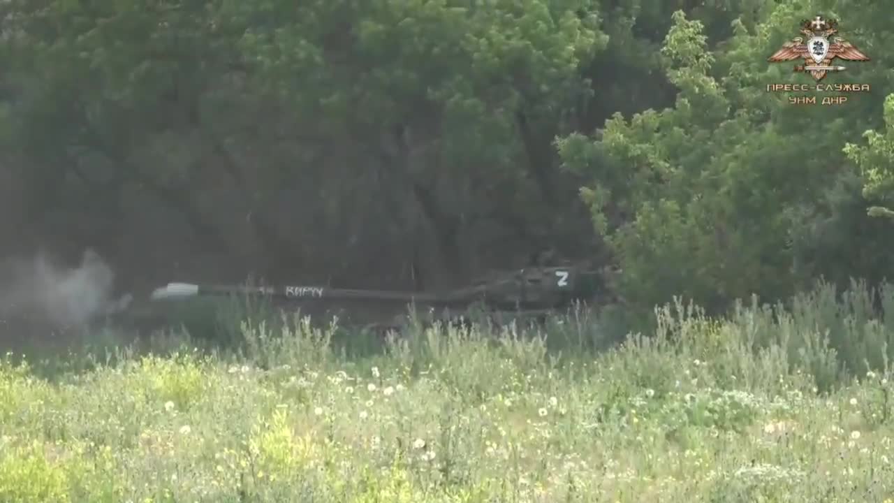 Several DPR tanks fire on a Ukrainian position using the tank carousel tactic